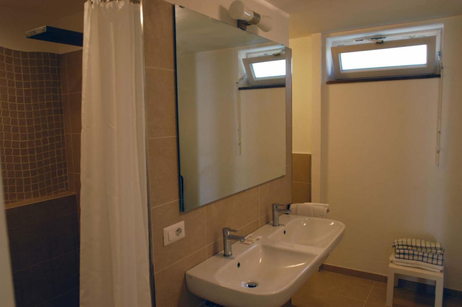 Hotel E Residence Il Faro อักเชียโรลี ภายนอก รูปภาพ