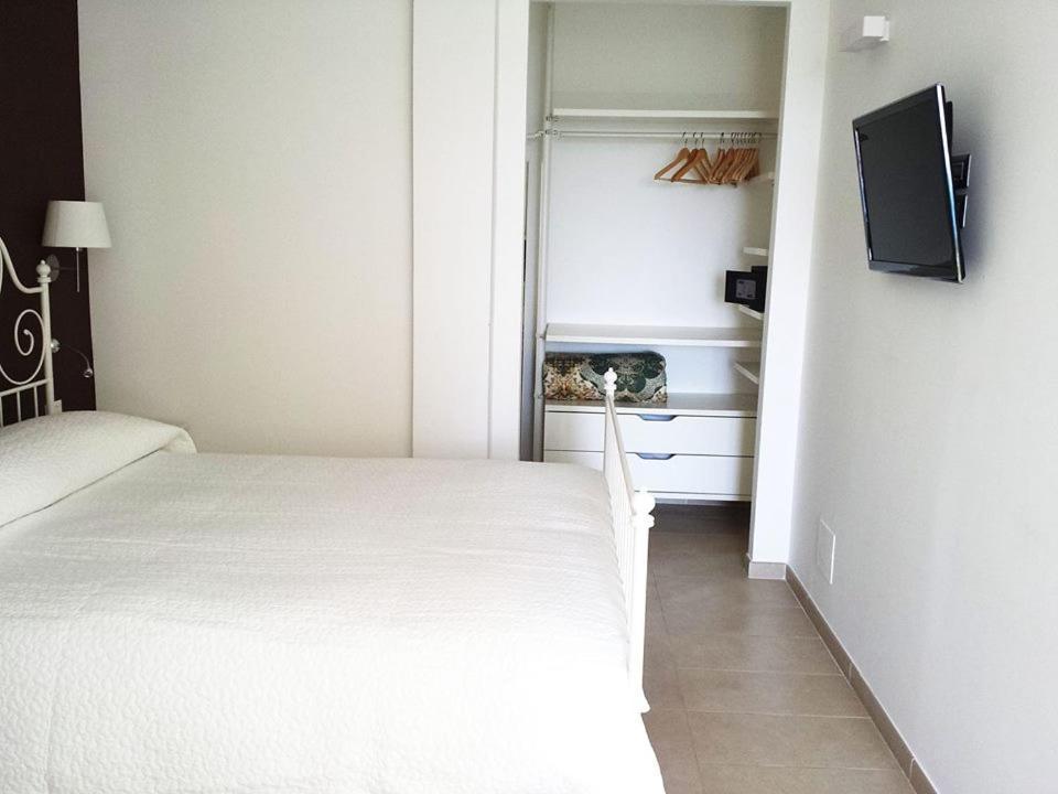 Hotel E Residence Il Faro อักเชียโรลี ภายนอก รูปภาพ