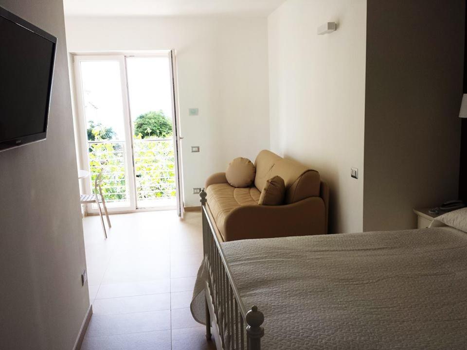 Hotel E Residence Il Faro อักเชียโรลี ภายนอก รูปภาพ