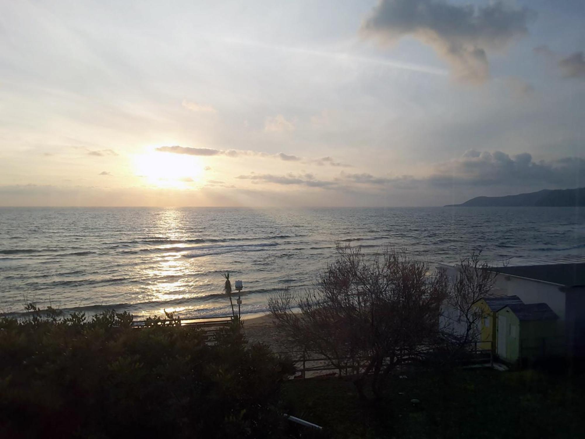Hotel E Residence Il Faro อักเชียโรลี ภายนอก รูปภาพ