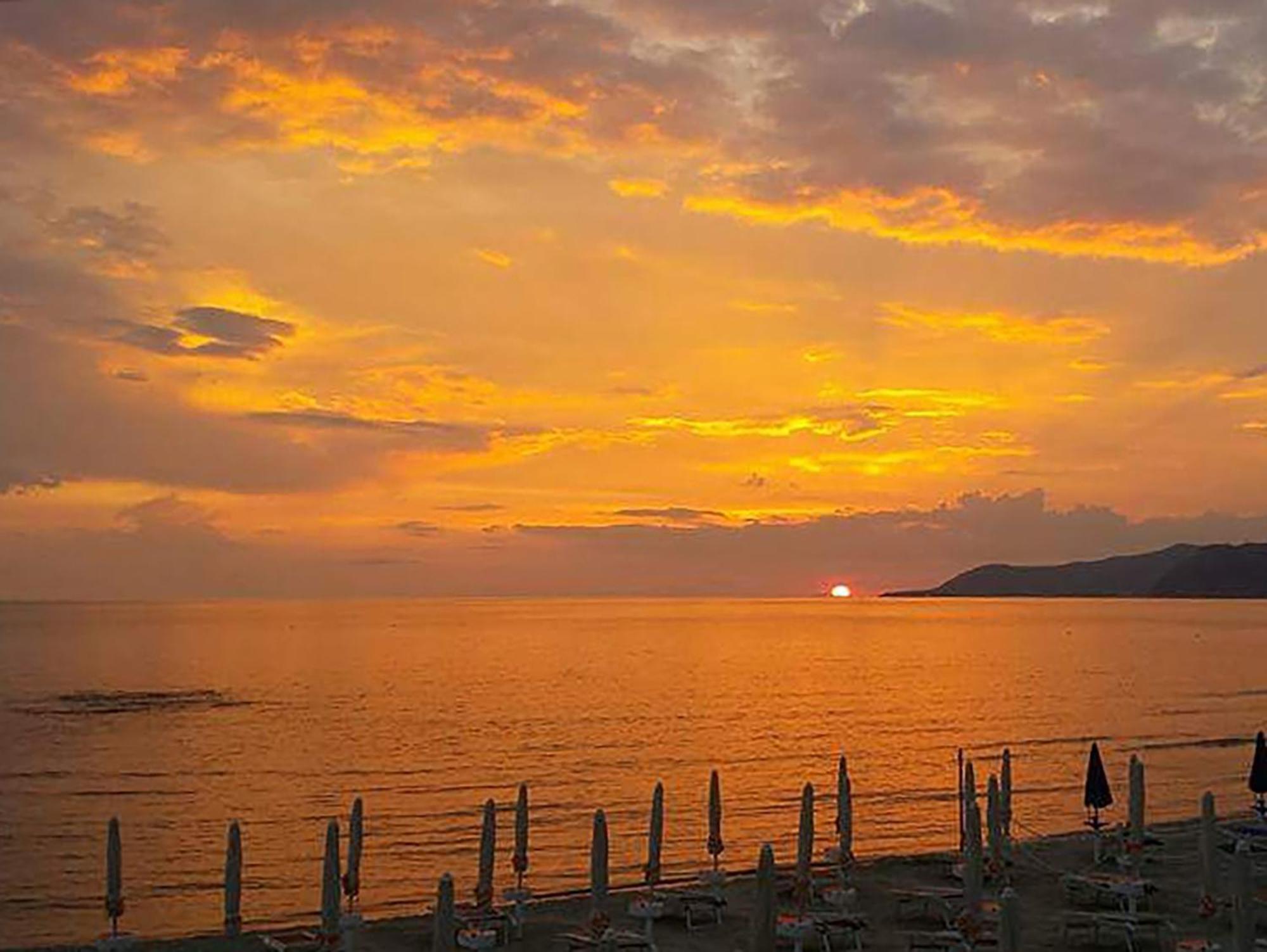 Hotel E Residence Il Faro อักเชียโรลี ภายนอก รูปภาพ