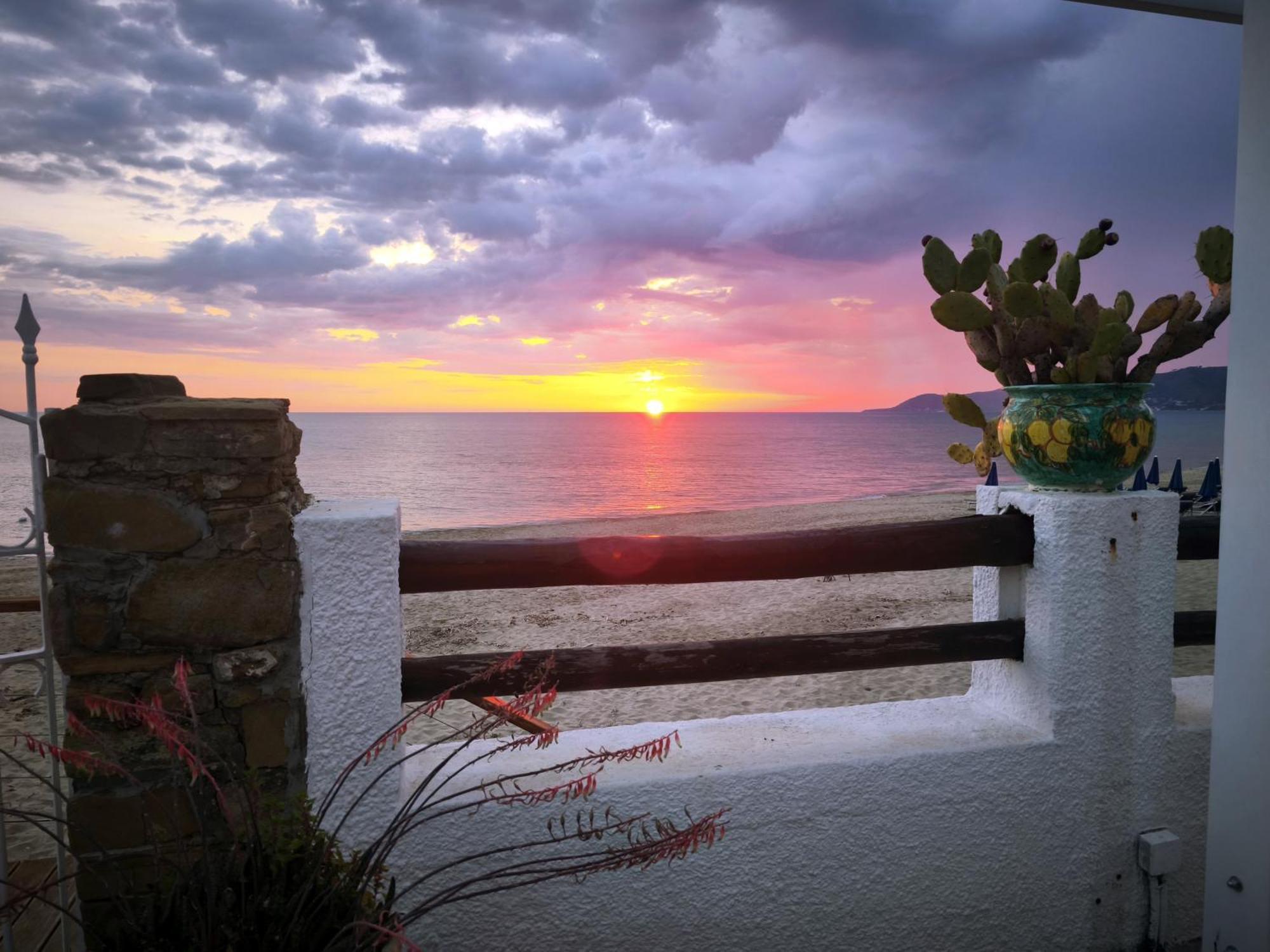 Hotel E Residence Il Faro อักเชียโรลี ภายนอก รูปภาพ